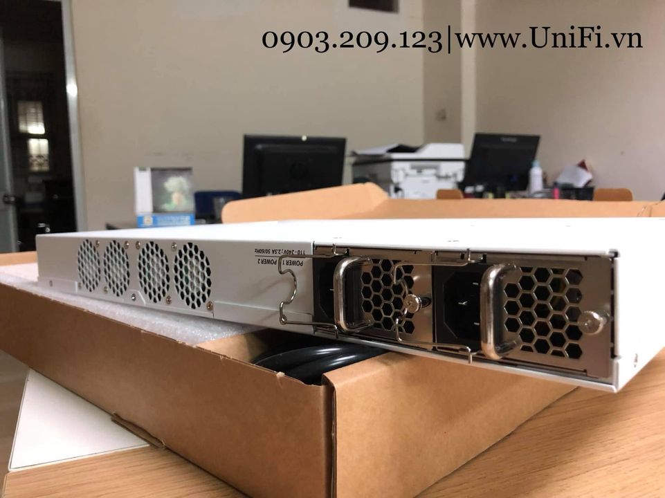 Router Mikrotik CCR1072-1G-8S+, với 02 nguồn hoạt động đồng thời tăng khả năng dự phòng hệ thống