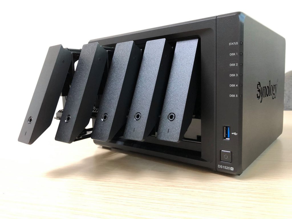 Synology DS1520+ với 05 khay ổ cứng, dùng cho văn phòng, doanh nghiệp từ 30-50 người dùng đồng thời,, với nhiều tính năng sao lưu, backup, quản lý và bảo vệ dữ liệu