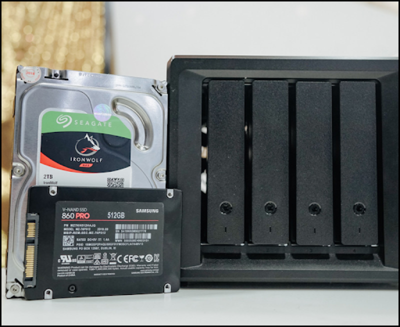 Các ổ cứng chuyên dụng cho NAS thường là ổ HDD 3.5 inch hoặc SSD 2.5 inch, được thiết kế để chịu được tải công việc cao